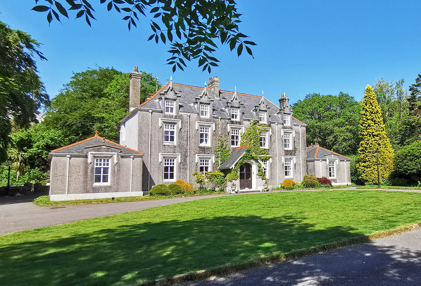 Plas Cilybebyll Fairytale manor with swimming pool