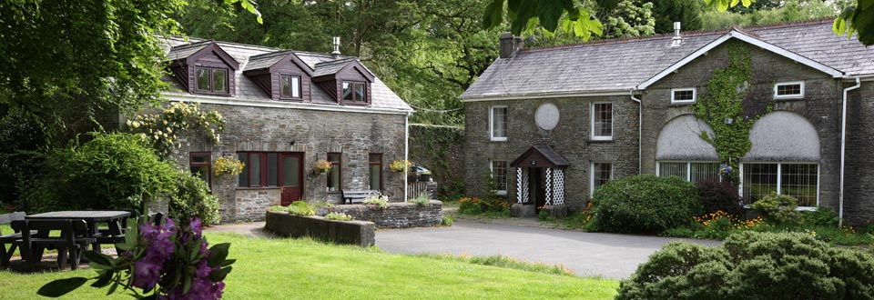 Traditional stone holiday cottages near the Brecon Beacons National Park