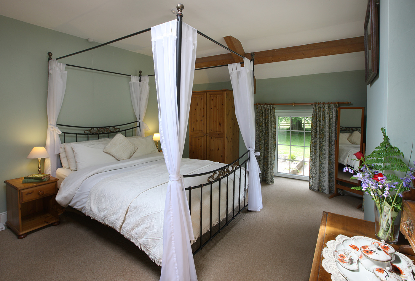 neighbouring-holiday-cottage-double-bedroom