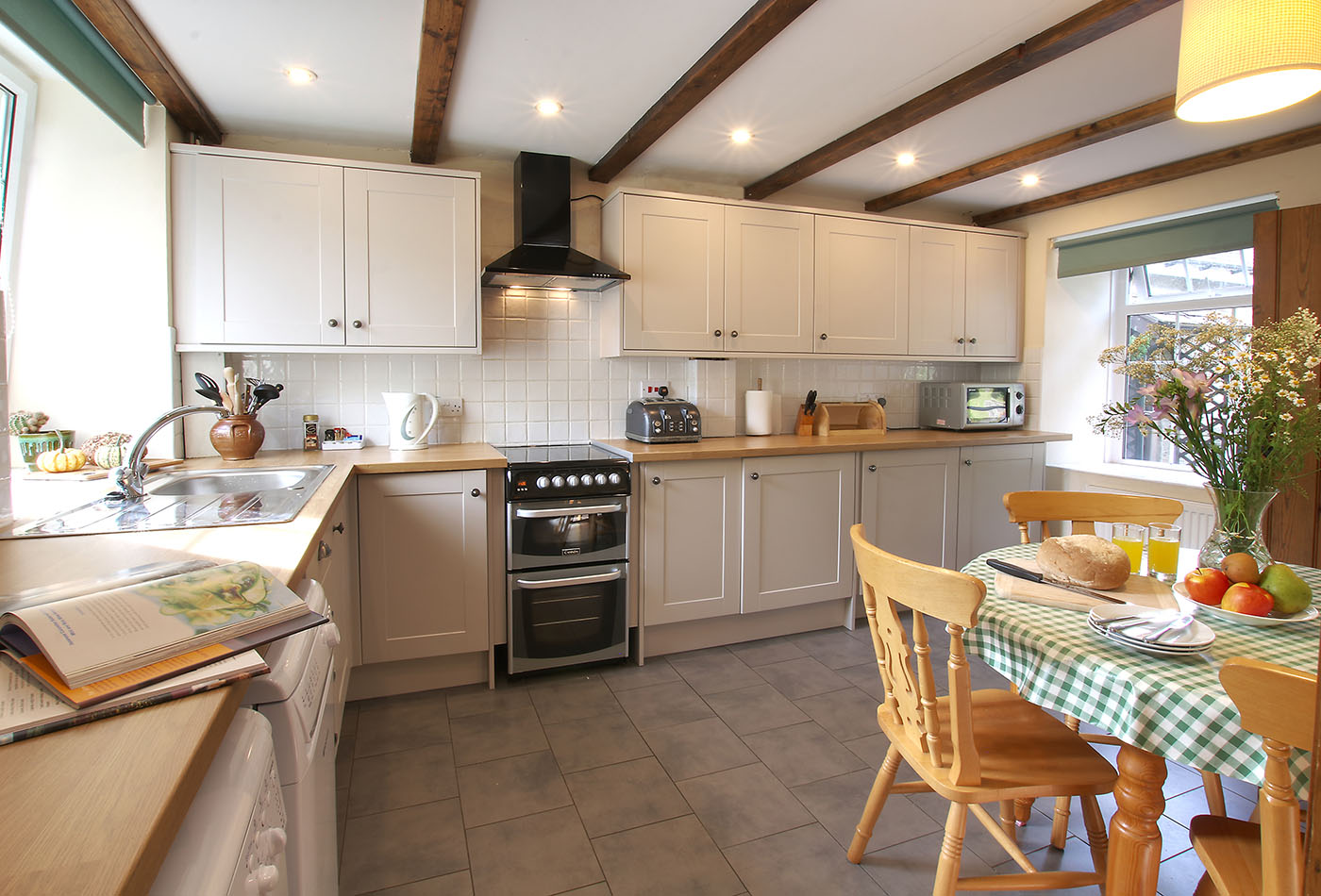 neighbouring-holiday-cottages-kitchen-one